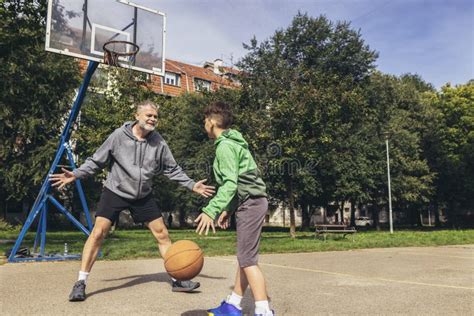 Homme Mature Jouant Au Basket Ball Avec Son Fils Photo Stock Image Du Masculin Gosse 260947836