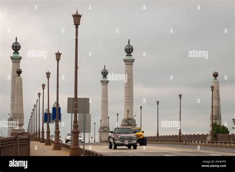 Springfield Memorial Bridge Hi Res Stock Photography And Images Alamy