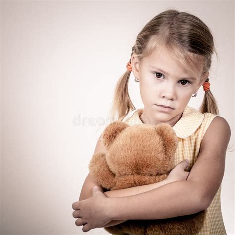 Portrait De La Position Blonde Triste De Petite Fille Photo Stock Image Du Expression Blonde