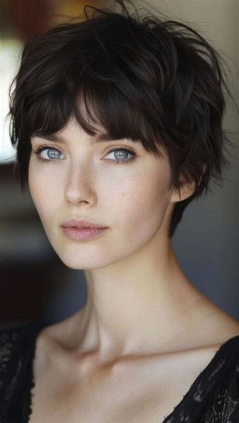 29 Pixie Haircuts With Bangs For Ultimate Hair Goals Hair Cuts Pixie