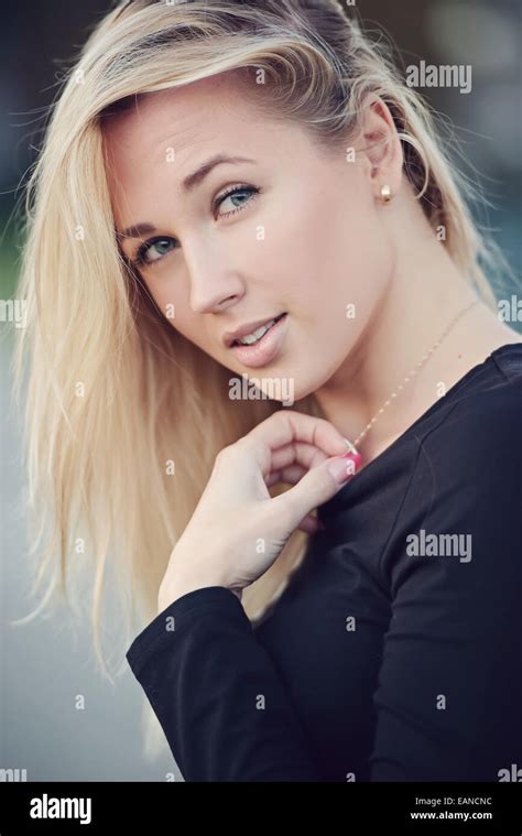 Beautiful Blonde Girl Scream Banque De Photographies Et Dimages Haute R Solution Alamy