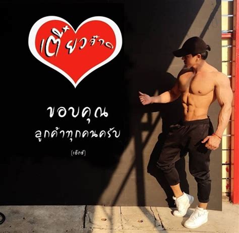 Hot boy sáu múi bán mỳ gây sốt mạng xã hội