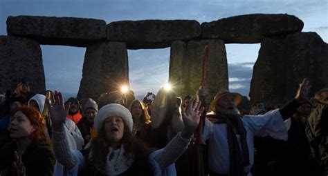 Miles De Personas Celebran El Solsticio De Invierno En Stonehenge El