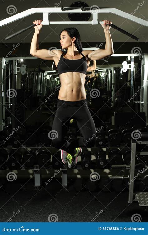 Muchacha Morena Atractiva Del Bikini De La Aptitud Con Perfecto Foto De Archivo Imagen De