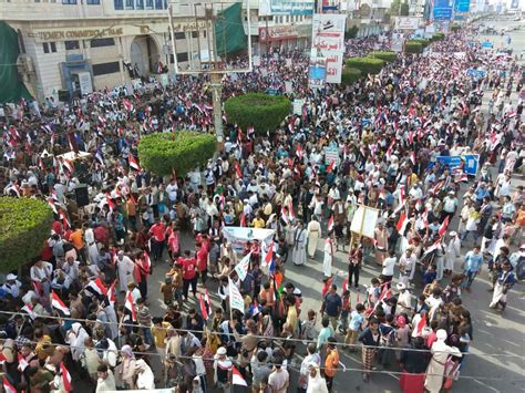 مسيرة جماهيرية حاشدة بمدينة الحديدة بمناسبة اليوم الوطني للصمود الثورة نت