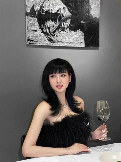 Tâm Tít khoe dáng cực nuột nà trong bộ bikini vòng một thấp thoáng của mẹ hai con lại thiêu đốt