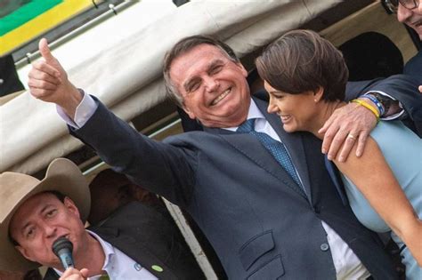 Bolsonaro Nega Que Distribuiu O Que Arrecadou Via Pix Para Fam Lia