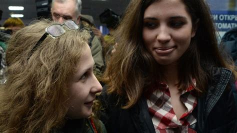 Amnistiées les Pussy Riot se retrouvent en Sibérie Radio Canada