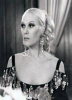 Naked Mimí Pons in La guerra de los sostenes