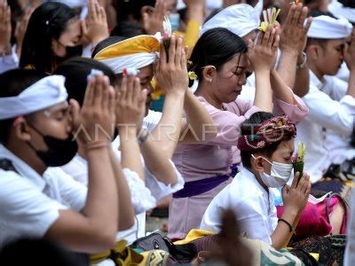 PERAYAAN HARI RAYA KUNINGAN DI BALI ANTARA Foto