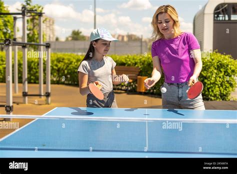 Mutter tochter mädchen bikini Fotos und Bildmaterial in hoher Auflösung Alamy