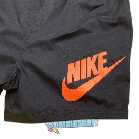 Nike Vintage Shorts, Fesyen Pria, Pakaian , Bawahan di Carousell