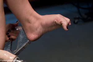 Machines Sex Blonde Newcomer Machine Fucks Herself To O XXX Dessert