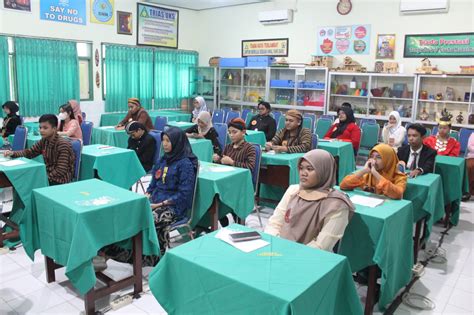 Peringatan Hari Pendidikan Nasional Di Smp Negeri 1 Kediri Smp Negeri