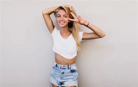 Обои girl shorts blonde cute adorable tank top на телефон и