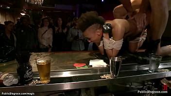 Atado extremidades ébano follada en público bar XVIDEOS