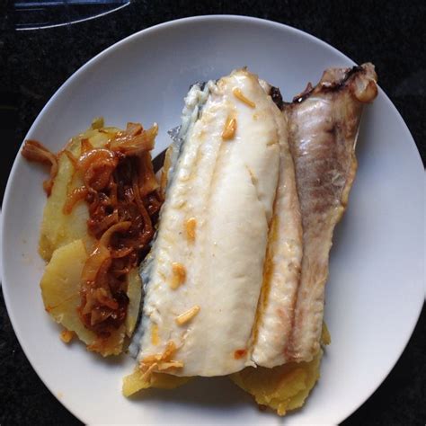 Cogote de merluza al horno con patatas y cebolla al pimentón Receta de