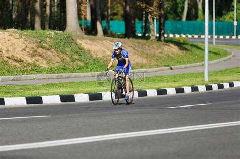 女运动员骑自行车的人骑赛车在乡村夏季道路或高速公路上骑自行车的女人铁人三项或自行高清图片下载 正版图片507274602 摄图网