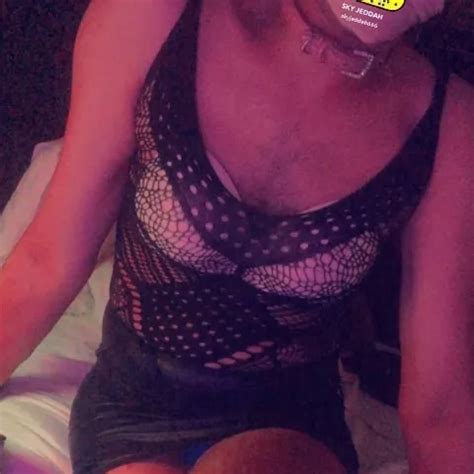 Transen Schätzchen im Keuschheitskäfig wird von einem großen Dildo gefickt xHamster