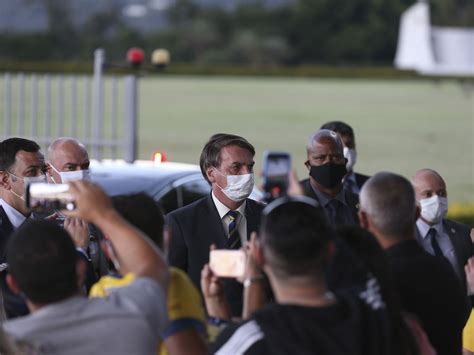 Bolsonaro Cumprimenta Apoiadores Em Manifesta O Em Bras Lia Portal