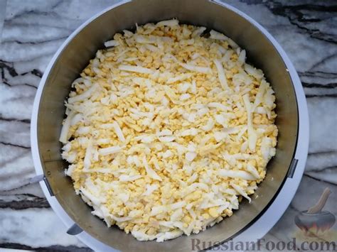Рецепт: Слоёный салат с курицей, сыром, грибами и ананасами на ...