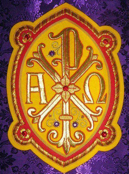 Красивая религиозная вышивка с золотыми узорами