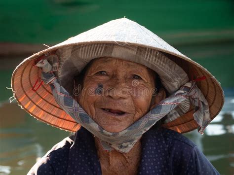 Hombre Vietnamita Mayor En Hanoi Vietnam Foto De Archivo Editorial