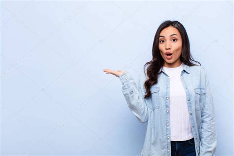 Joven Latina Bonita Mujer Mirando Sorprendida Y Conmocionada Con La Mand Bula Ca Da Sosteniendo