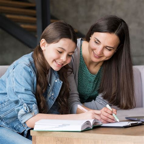 Maman Fait Ses Devoirs Avec Sa Fille Photo Gratuite