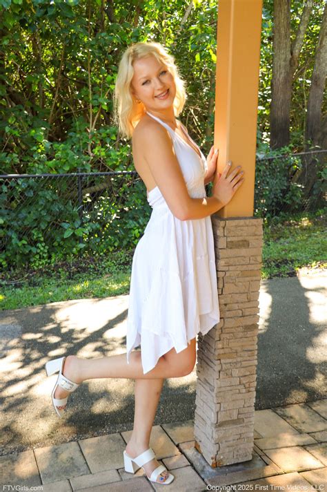 Blonde Annalese Reno With Hot Ass And Big Tits Posing Naked Photos