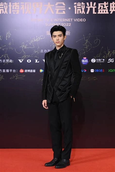 2 khung hình hot nhất Cbiz đêm qua Thái tử Cbiz Trần Phi Vũ đọ sắc Nguyệt tôn Vương Hạc Đệ