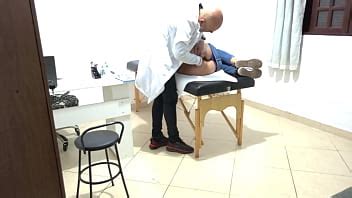 Ginecólogo le realiza examen rectal con los dedos en el culo XVIDEOS