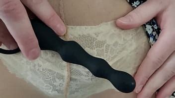 Sissy usando lencería preparándose para su primer juego anal a tope pero se emocionó demasiado