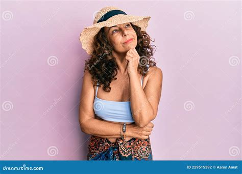Mujer Hispana De Mediana Edad Que Usa Bikini Y Ese Rostro Serio Pensando En La Pregunta Con La