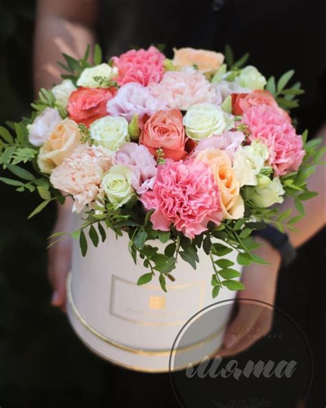 Шляпная коробка с цветами | Современные цветочные композиции, Цветы, Букет