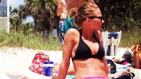 La Foto De Una Mujer En Bikini En La Playa Que Se Viraliz Por Una P Lida Raz N Infobae