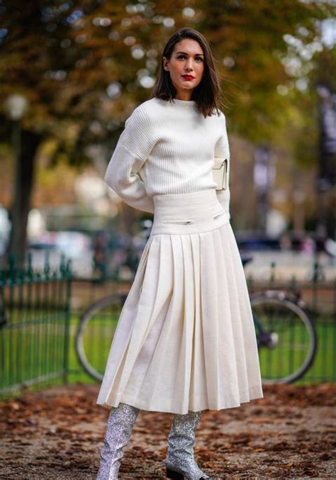 Crèmefarbene Plisseeröcke bringen Schwung in deinen Nude Look