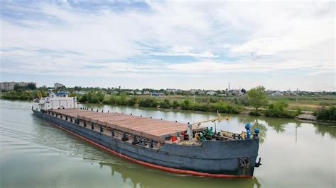 Frete marítimo um velho navio de carga seca fica no rio no volga Foto