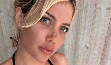 Wanda Nara più sexy che mai bikini aderente forme sinuose bellissima