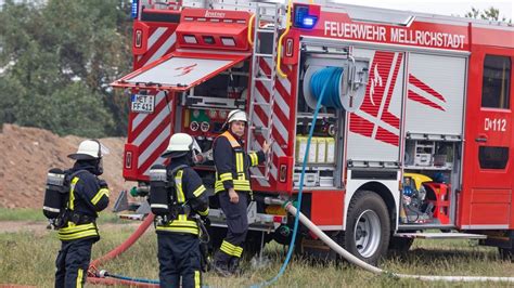 Mehrere Fahrzeuge Zerst Rt Landwirtschaftliche Halle Nach Brand