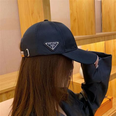 Бейсболка Prada купить на OZON по низкой цене (1552748981)