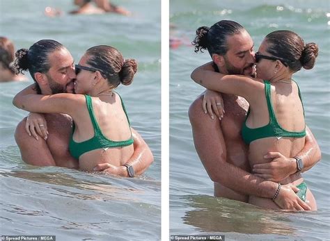 Cô gái đẹp nhất thế giới nóng bỏng với bikini ôm hôm bạn trai trên biển khiến fan ghen tị