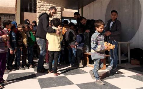 Un Hombre Arriesga Su Vida Para Llevar Juguetes A Ni Os En Siria