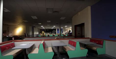 Inside Abandoned Chuck E Cheese Restaurant Left To Rot With Creepy