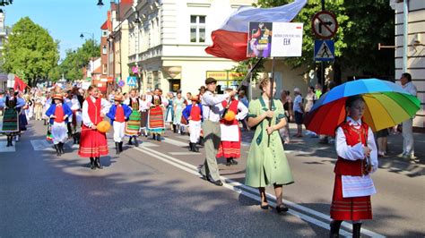 Kolorowa I Radosna T Cza Wiatowy Festiwal Folkloru Bayer Fm