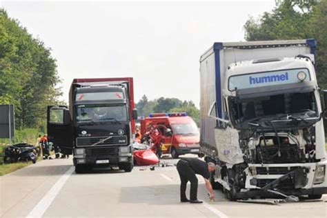 Unfall Auf A93 Laster Rast In Stau Zwei Tote Bayern