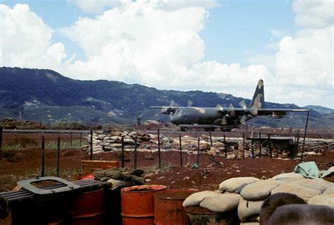 Khe Sanh Cb Airstrip With C Landing Vietnam War Photos Vietnam