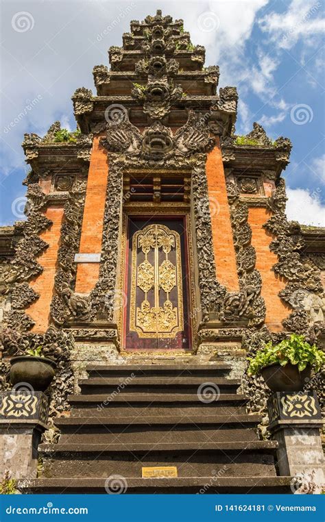 Fachada De Un Templo Budista En Ubud Imagen De Archivo Imagen De Asia