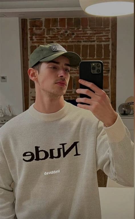 gerenzhuyi adlı kullanıcının Men s nude panosundaki Pin Kıyafet