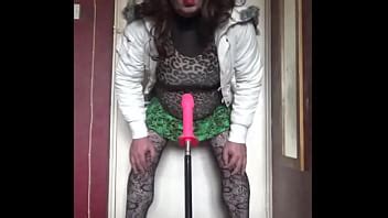 Crossdresser bisexual quiere ser filmado mientras una polla real le folla el coño anal en lugar